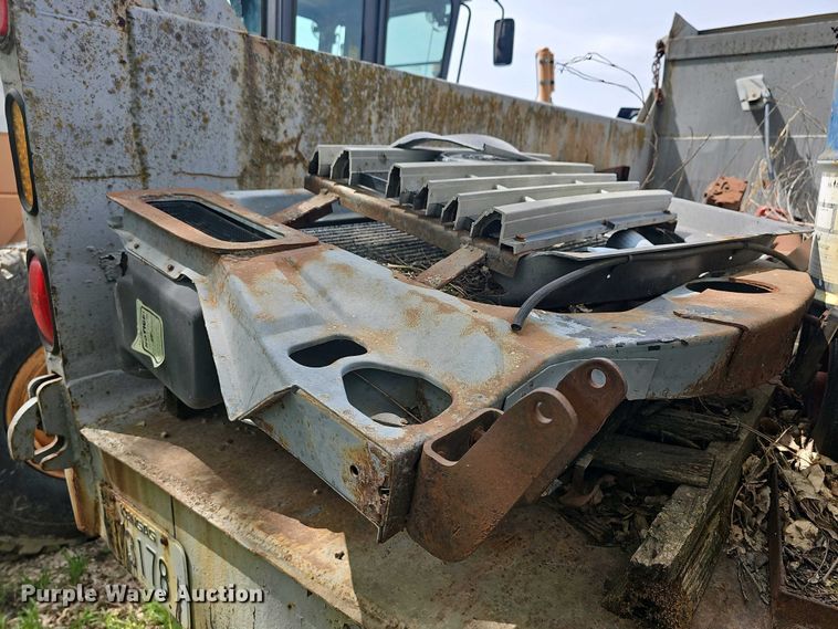 image for item DO7872 1994 Ford F700 dump truck