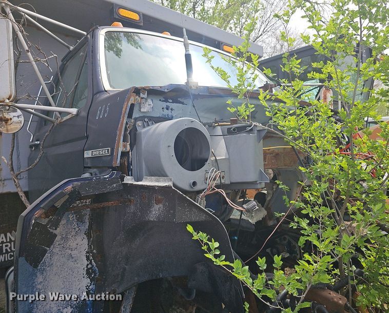 image for item DO7872 1994 Ford F700 dump truck
