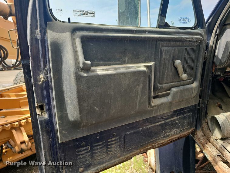 image for item DO7872 1994 Ford F700 dump truck