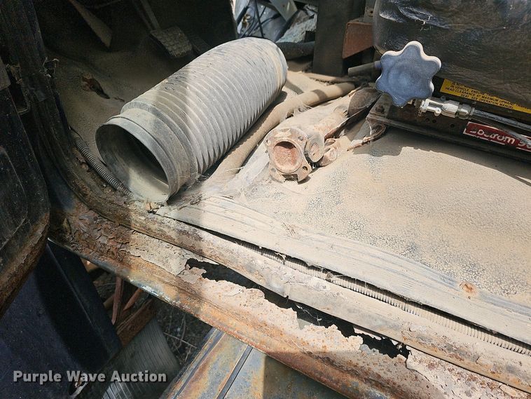 image for item DO7872 1994 Ford F700 dump truck