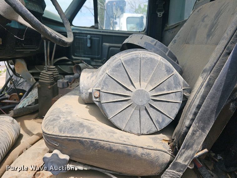 image for item DO7872 1994 Ford F700 dump truck