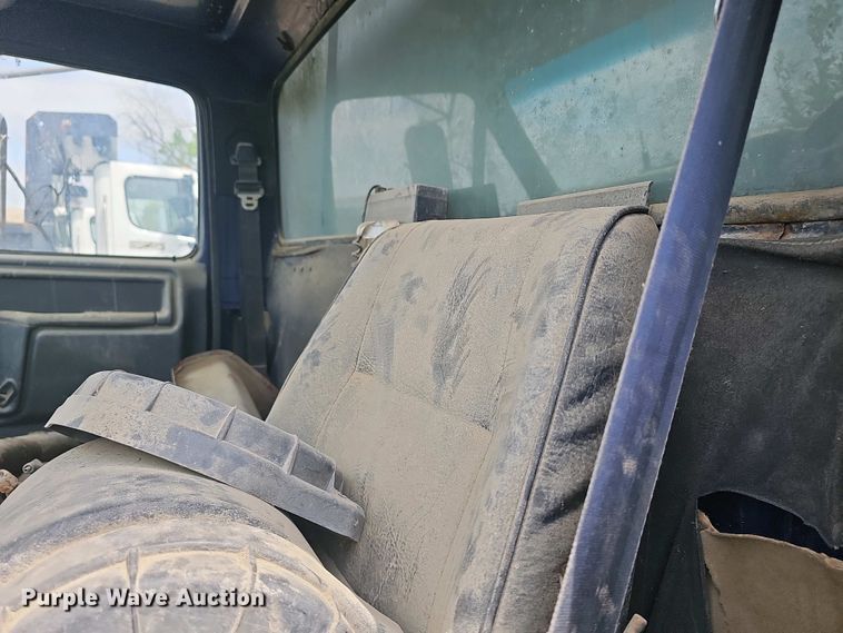 image for item DO7872 1994 Ford F700 dump truck