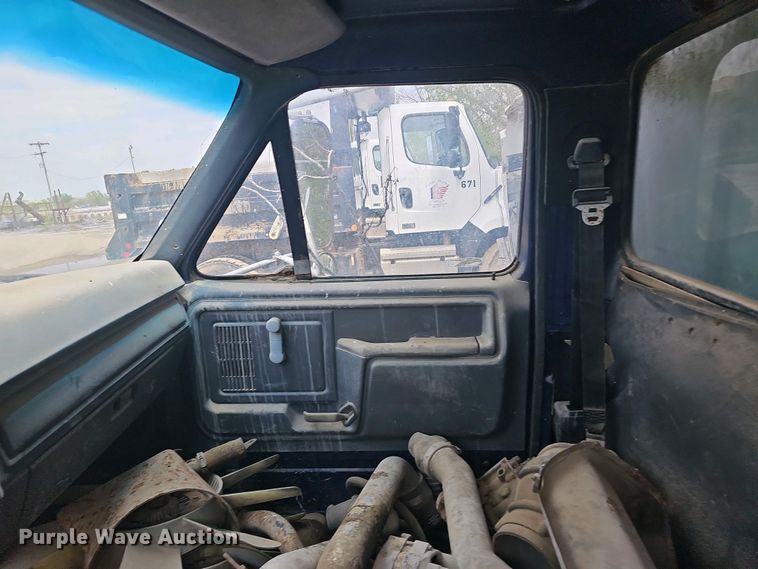 image for item DO7872 1994 Ford F700 dump truck