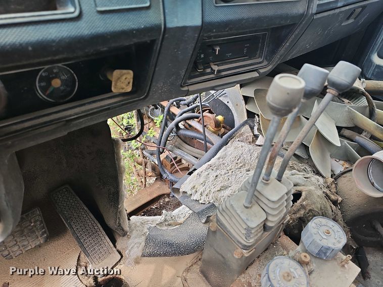 image for item DO7872 1994 Ford F700 dump truck