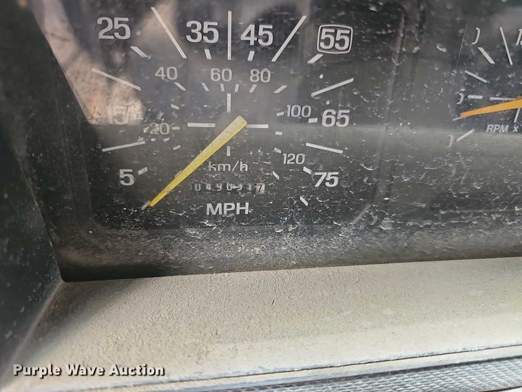 image for item DO7872 1994 Ford F700 dump truck