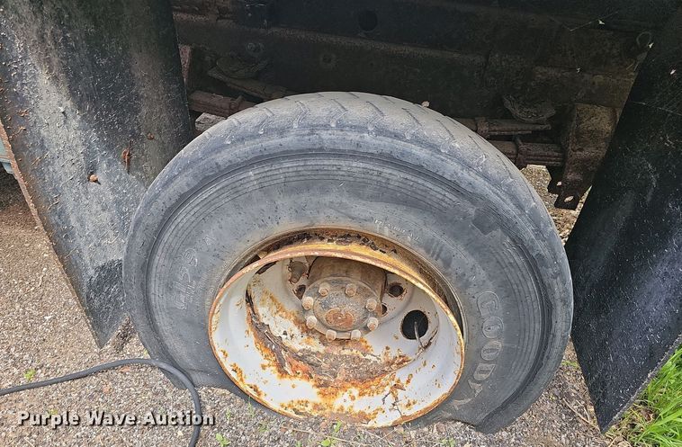 image for item DO7872 1994 Ford F700 dump truck