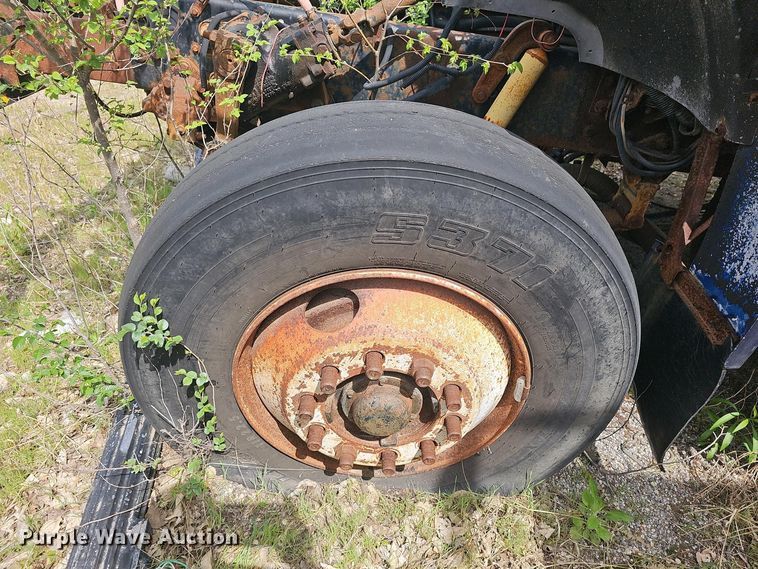 image for item DO7872 1994 Ford F700 dump truck