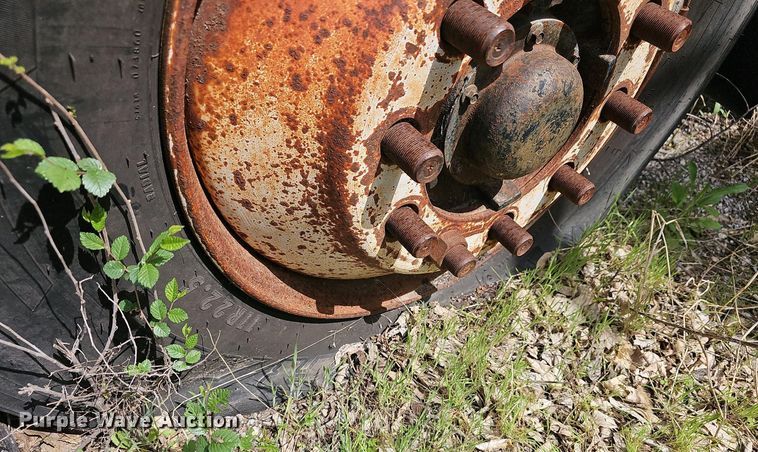 image for item DO7872 1994 Ford F700 dump truck