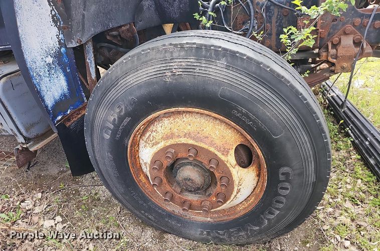 image for item DO7872 1994 Ford F700 dump truck