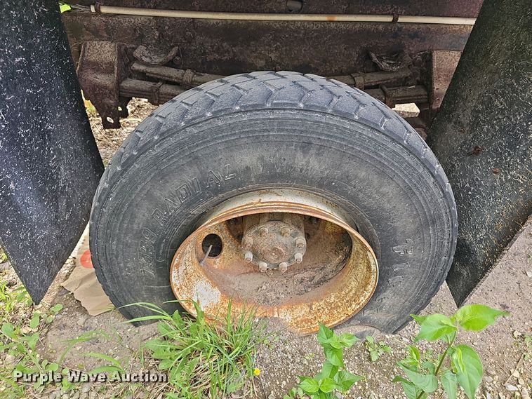 image for item DO7872 1994 Ford F700 dump truck