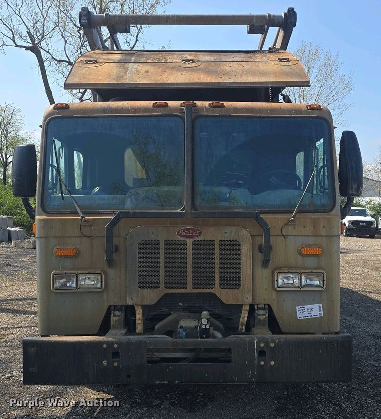 image for item DO7885 2016 Peterbilt 320 refuse truck