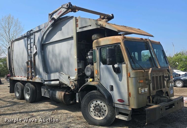 image for item DO7885 2016 Peterbilt 320 refuse truck