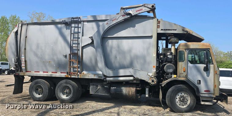 image for item DO7885 2016 Peterbilt 320 refuse truck