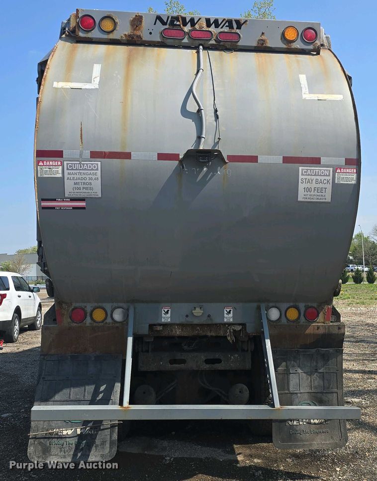 image for item DO7885 2016 Peterbilt 320 refuse truck