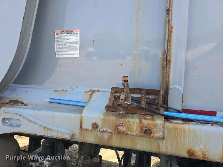 image for item DO7885 2016 Peterbilt 320 refuse truck