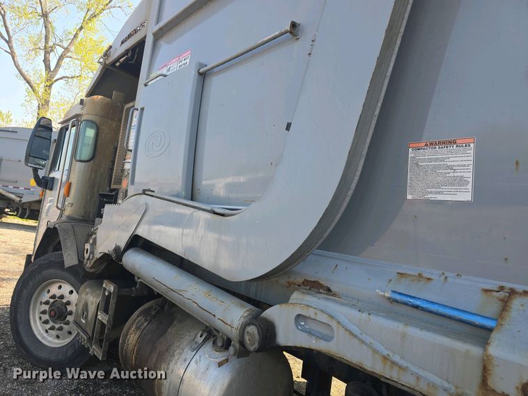 image for item DO7885 2016 Peterbilt 320 refuse truck