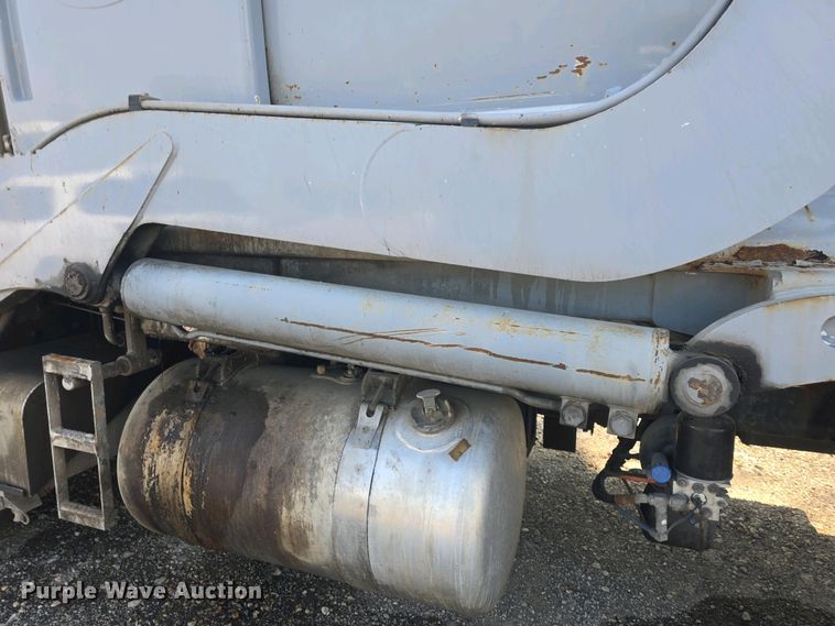 image for item DO7885 2016 Peterbilt 320 refuse truck