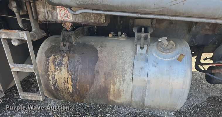 image for item DO7885 2016 Peterbilt 320 refuse truck