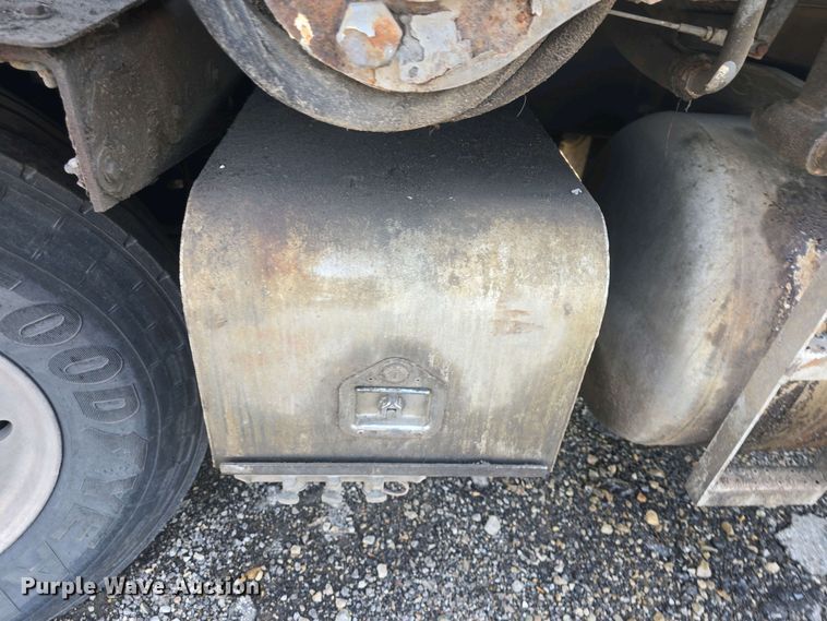 image for item DO7885 2016 Peterbilt 320 refuse truck