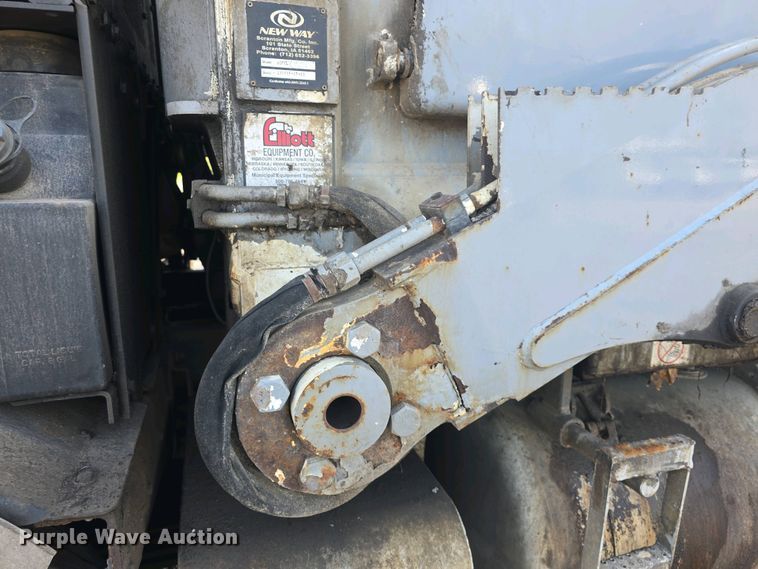 image for item DO7885 2016 Peterbilt 320 refuse truck