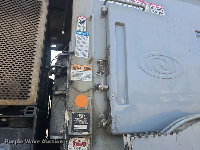 image for item DO7885 2016 Peterbilt 320 refuse truck