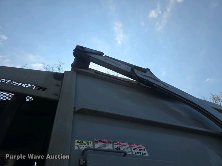 image for item DO7885 2016 Peterbilt 320 refuse truck