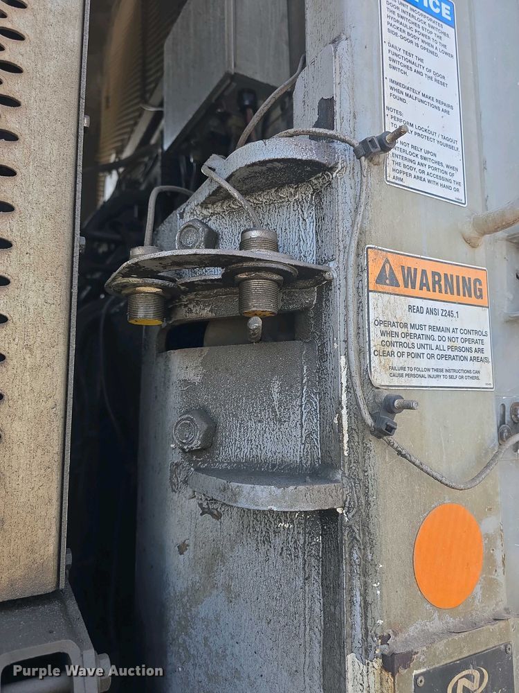 image for item DO7885 2016 Peterbilt 320 refuse truck