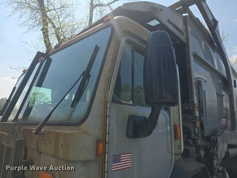 image for item DO7885 2016 Peterbilt 320 refuse truck