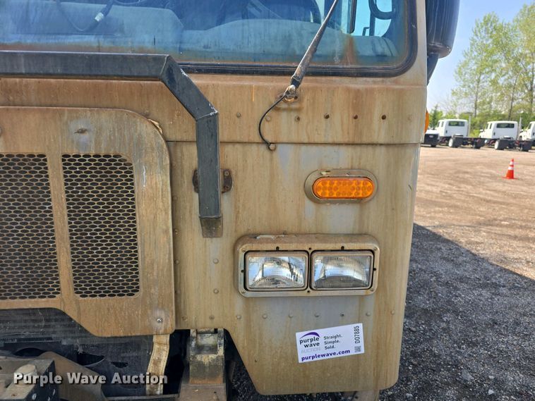 image for item DO7885 2016 Peterbilt 320 refuse truck