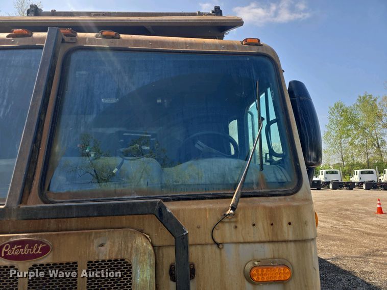 image for item DO7885 2016 Peterbilt 320 refuse truck