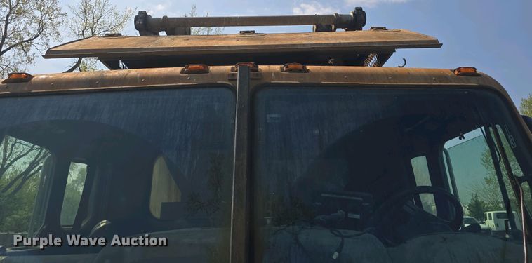 image for item DO7885 2016 Peterbilt 320 refuse truck