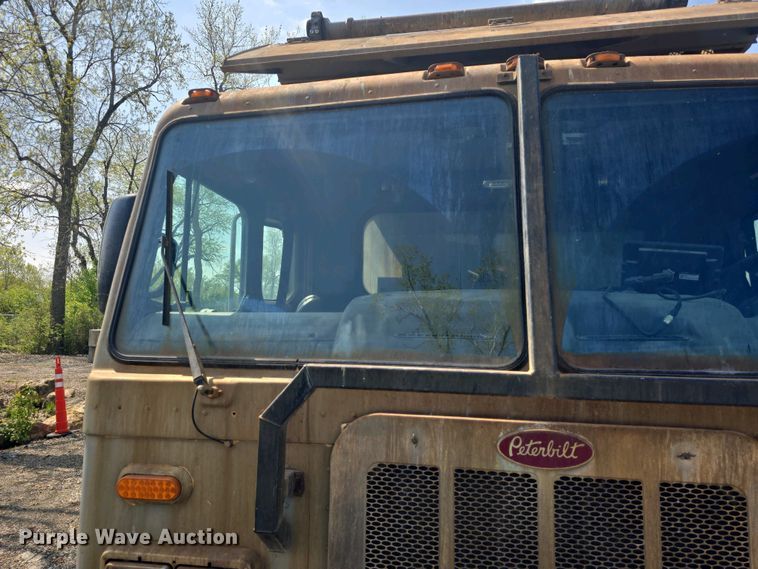 image for item DO7885 2016 Peterbilt 320 refuse truck