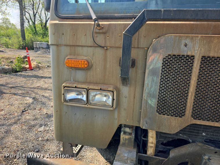 image for item DO7885 2016 Peterbilt 320 refuse truck