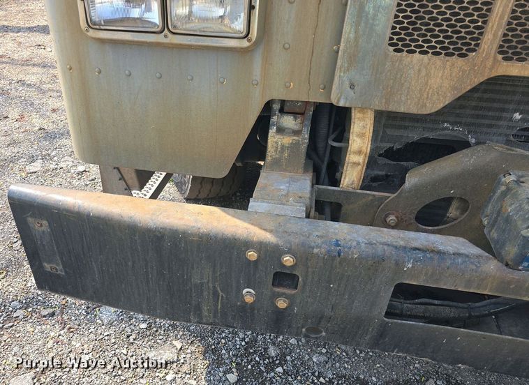 image for item DO7885 2016 Peterbilt 320 refuse truck