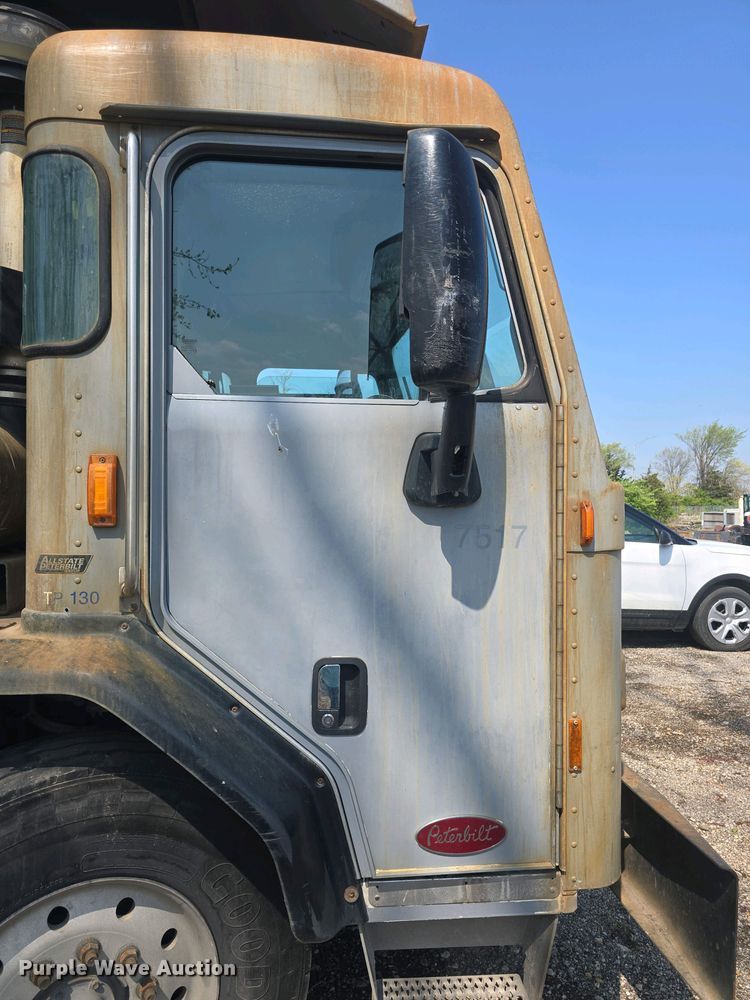 image for item DO7885 2016 Peterbilt 320 refuse truck