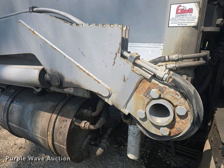 image for item DO7885 2016 Peterbilt 320 refuse truck