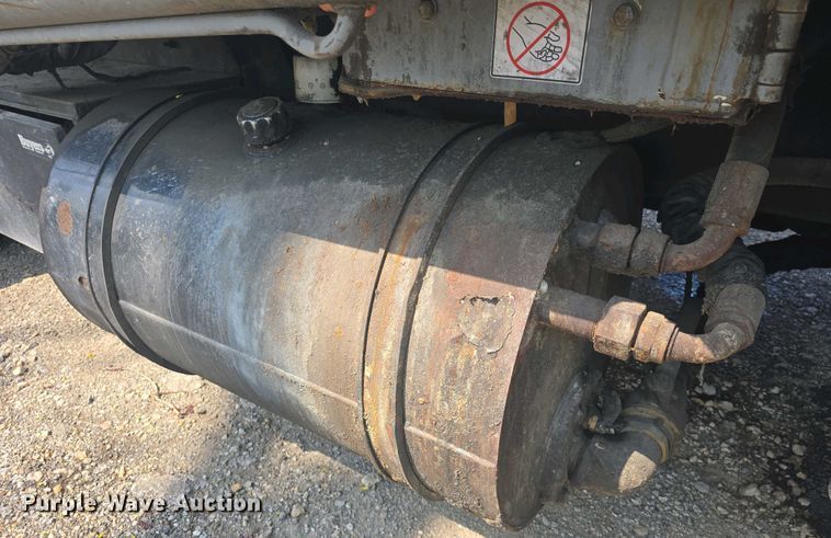 image for item DO7885 2016 Peterbilt 320 refuse truck