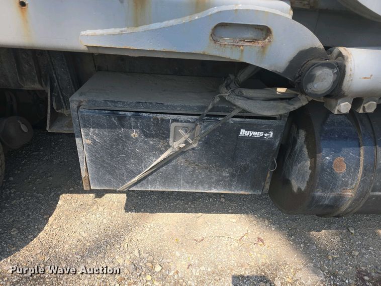 image for item DO7885 2016 Peterbilt 320 refuse truck