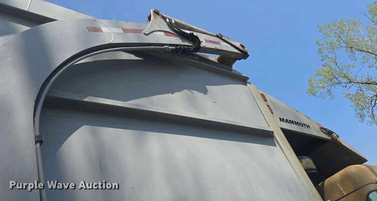 image for item DO7885 2016 Peterbilt 320 refuse truck