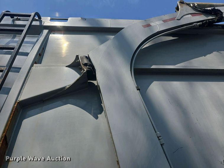 image for item DO7885 2016 Peterbilt 320 refuse truck