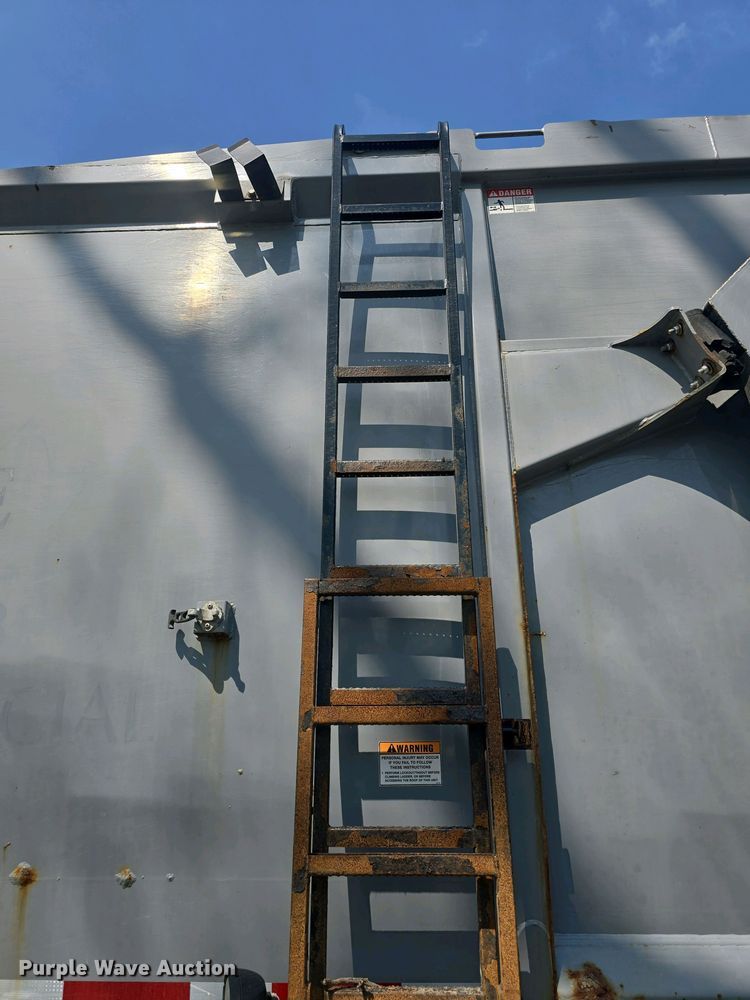 image for item DO7885 2016 Peterbilt 320 refuse truck