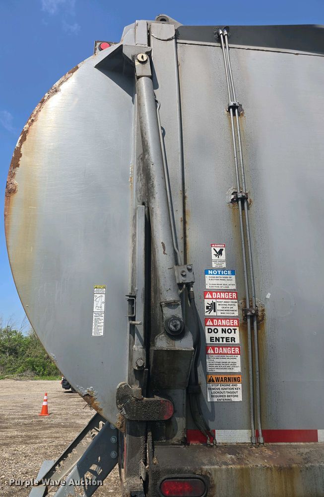 image for item DO7885 2016 Peterbilt 320 refuse truck