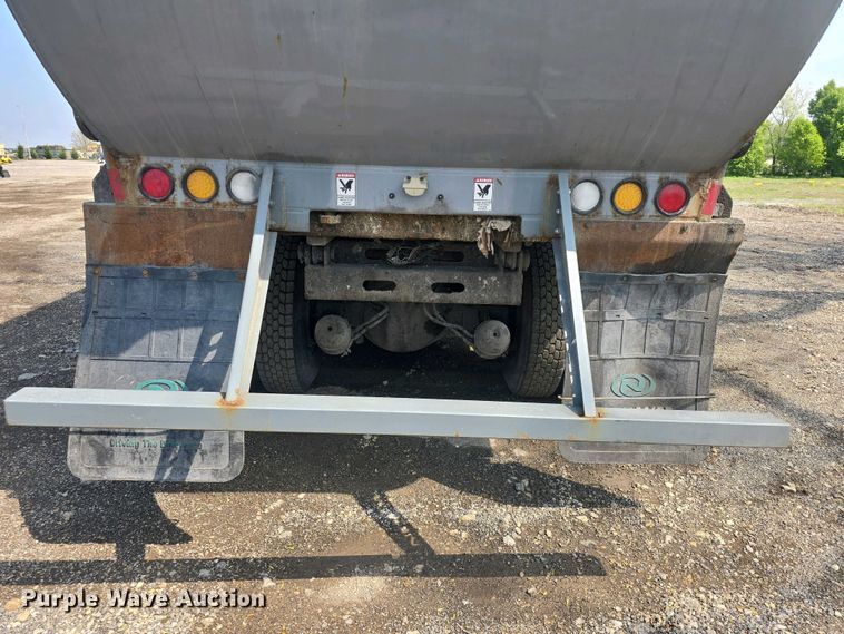 image for item DO7885 2016 Peterbilt 320 refuse truck