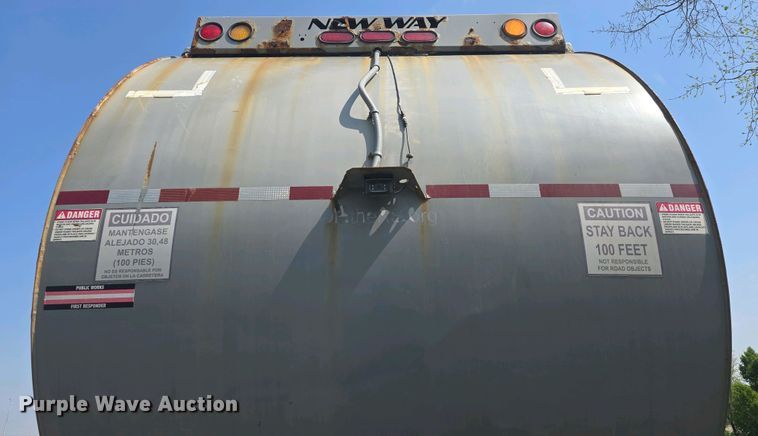 image for item DO7885 2016 Peterbilt 320 refuse truck