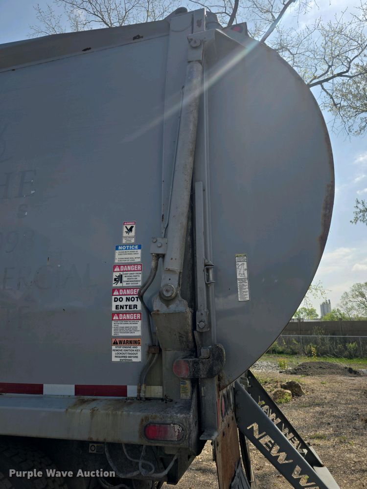 image for item DO7885 2016 Peterbilt 320 refuse truck