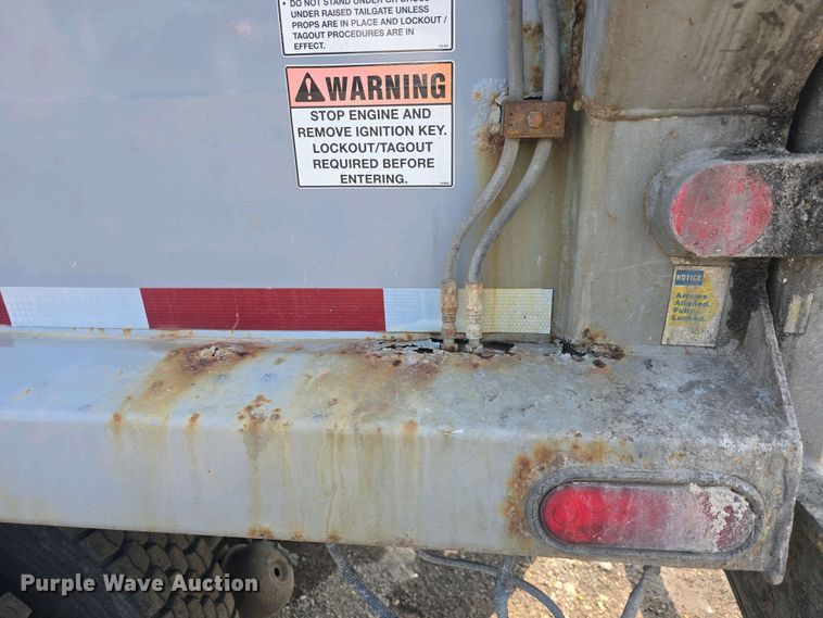 image for item DO7885 2016 Peterbilt 320 refuse truck