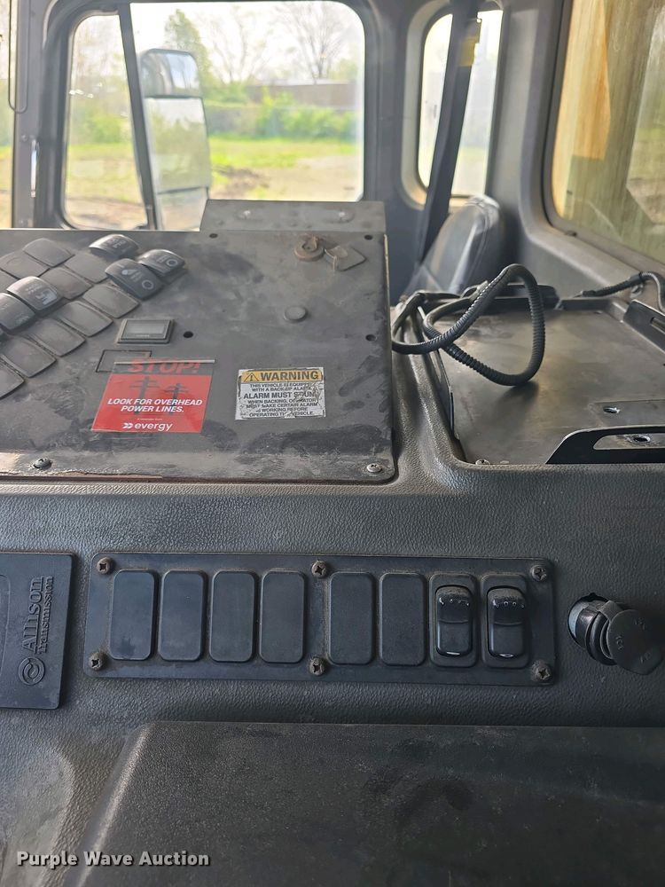 image for item DO7885 2016 Peterbilt 320 refuse truck