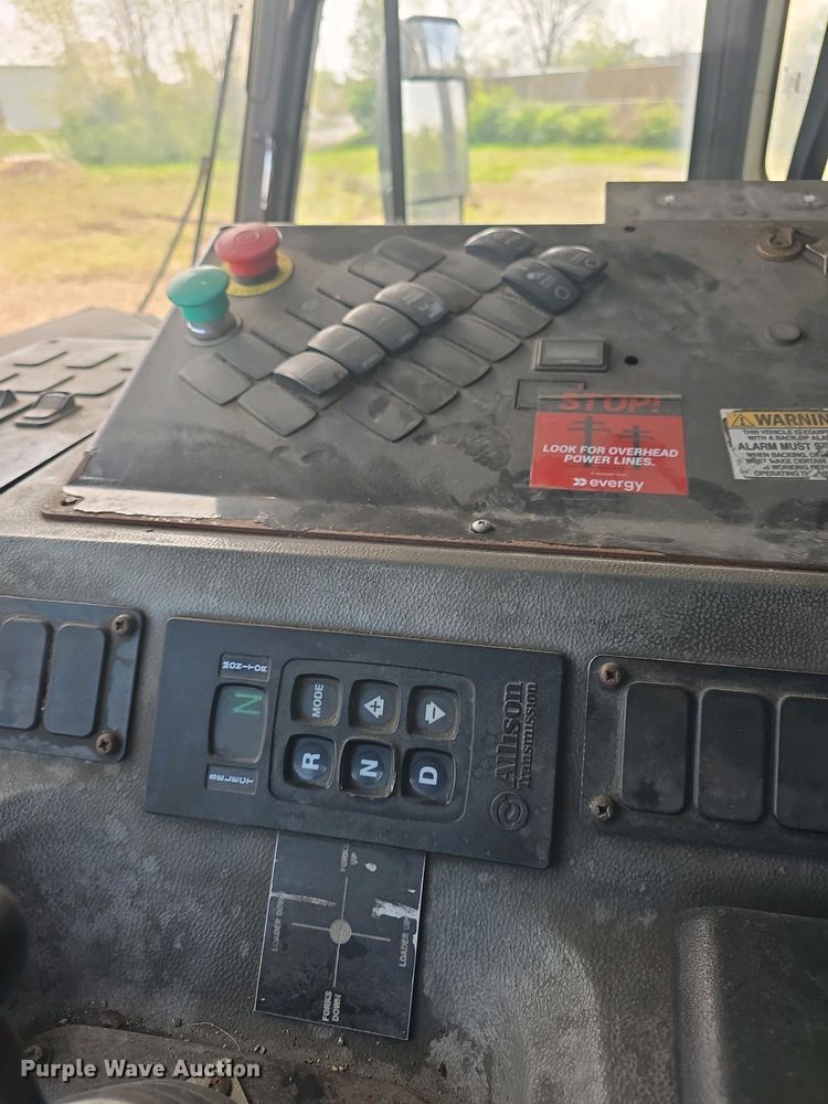 image for item DO7885 2016 Peterbilt 320 refuse truck