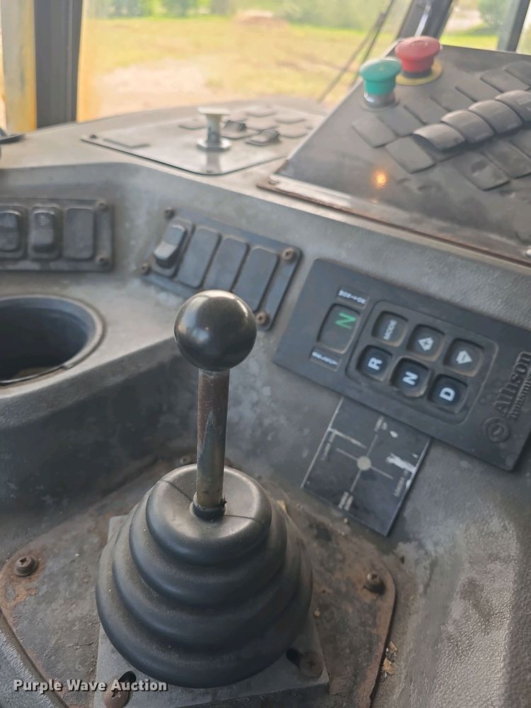 image for item DO7885 2016 Peterbilt 320 refuse truck