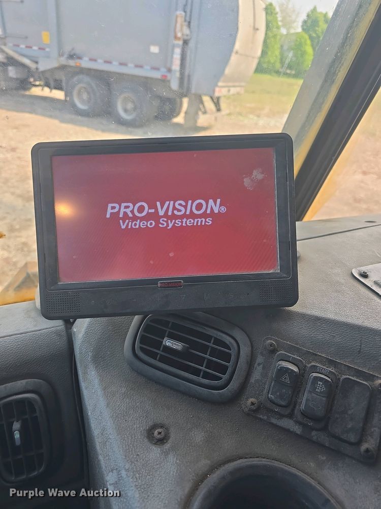 image for item DO7885 2016 Peterbilt 320 refuse truck